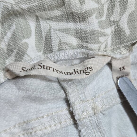 Soft Surroundings Cream Leaf Print Pull On Cropped Pants Tummy Control Stretch - Picture 8 of 12